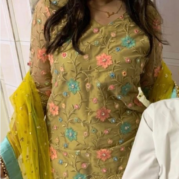 Selling a 3 piece outfit! Indian & Pakistani style outfit - Picture 2 of 2